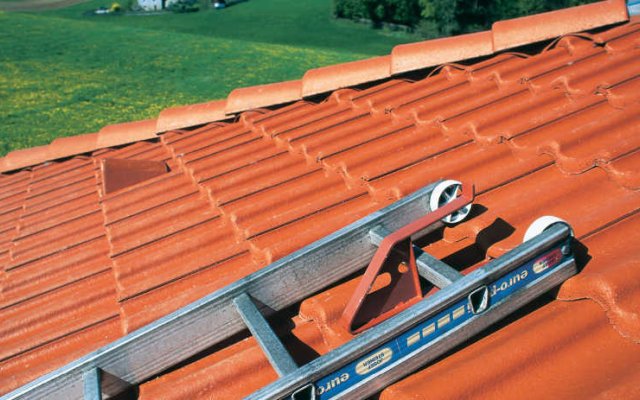 Bezpečná práce na plochých a šikmých střechách